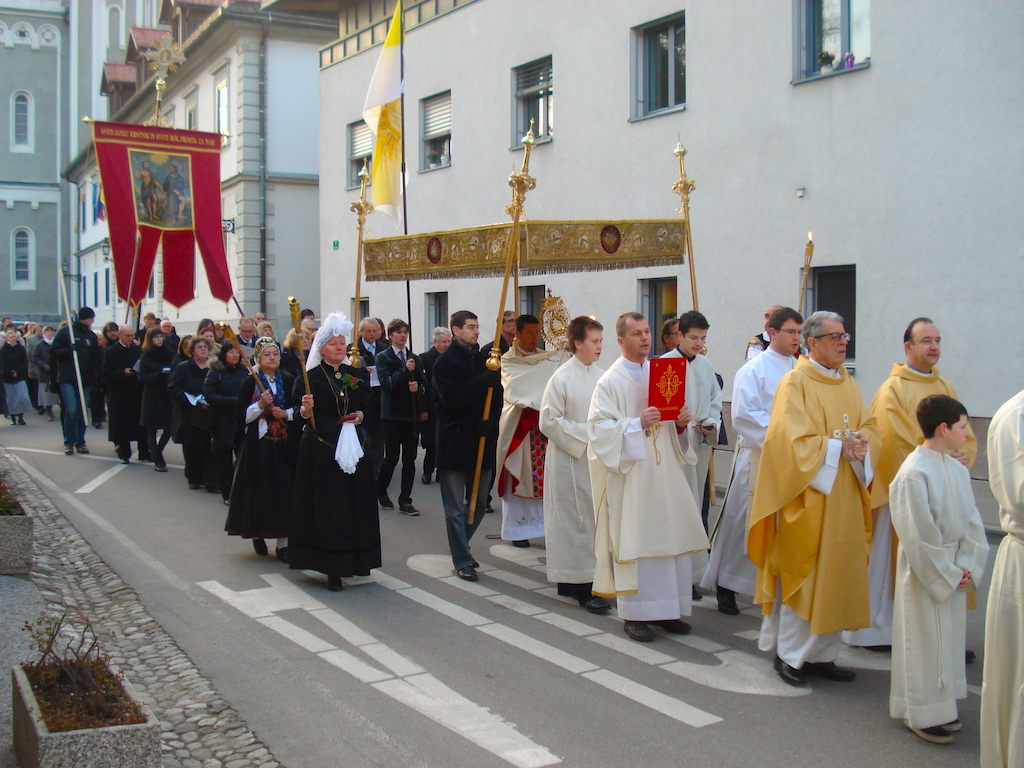 Procesija za praznik sv. Rešnjega telesa in krvi